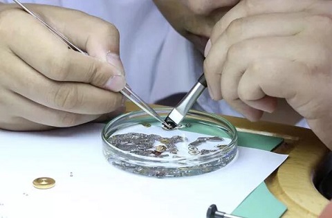 浪琴售后服务热线（浪琴走时不准）